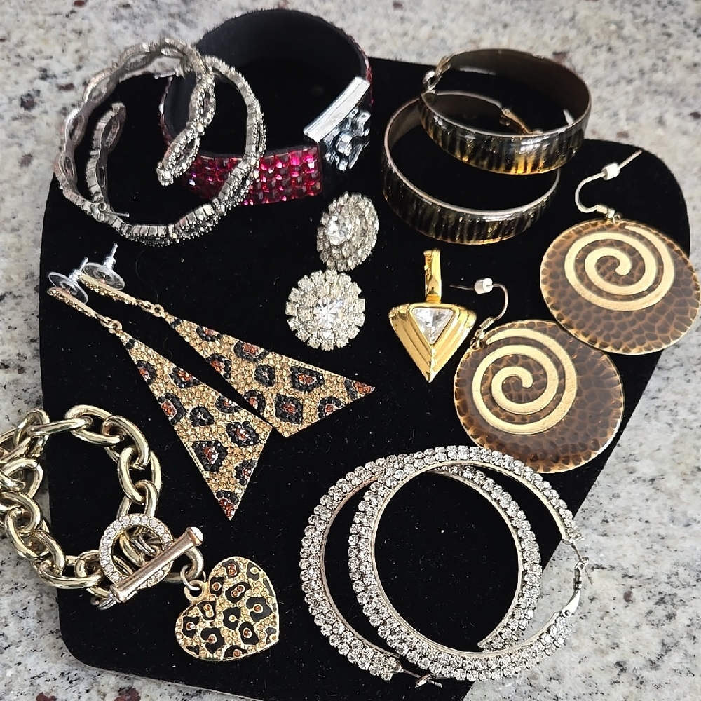 Lot of 9 pieces of elegant Gold and Silver Jewelry